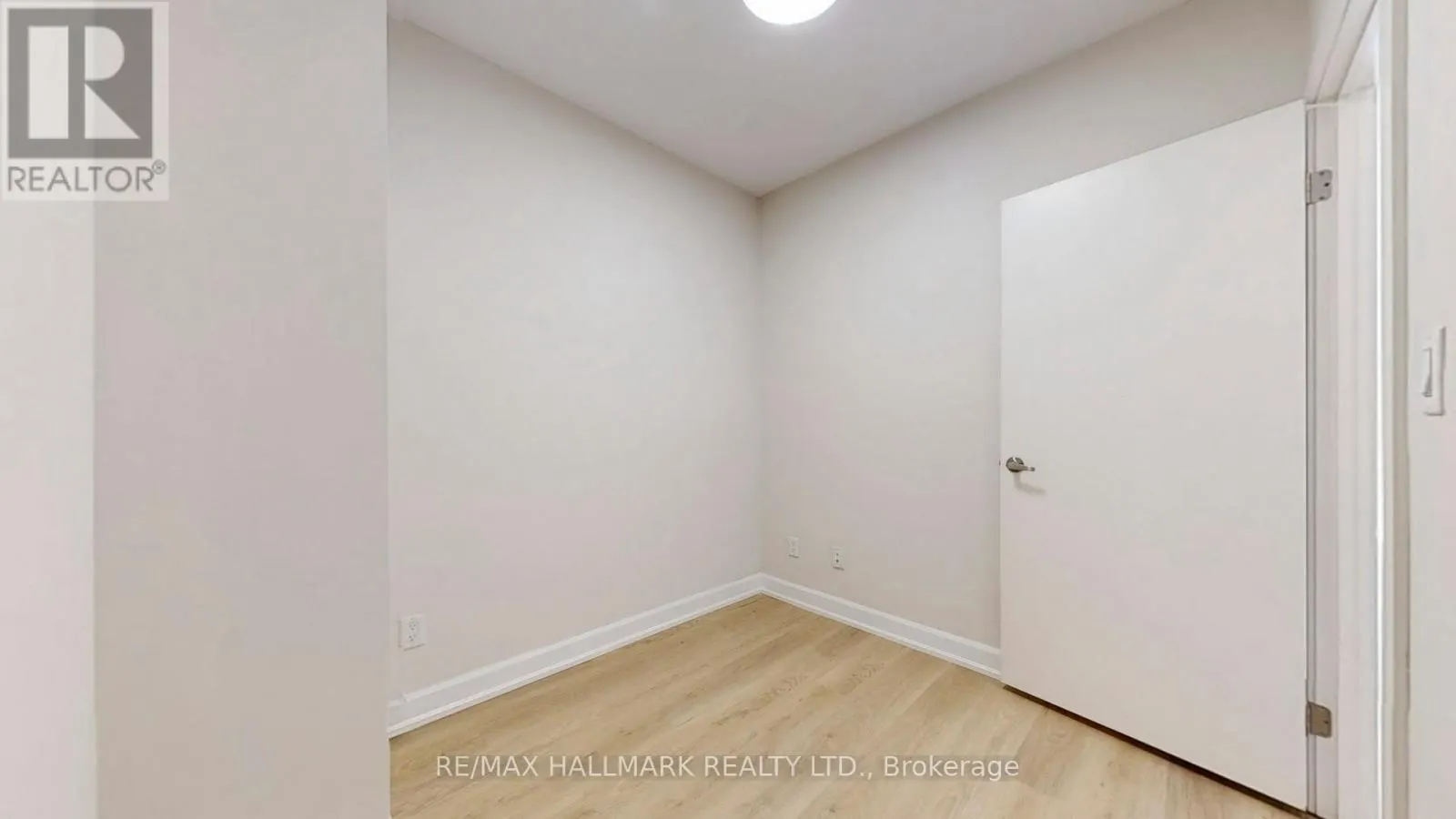 711 - 1 VICTORIA STREET S