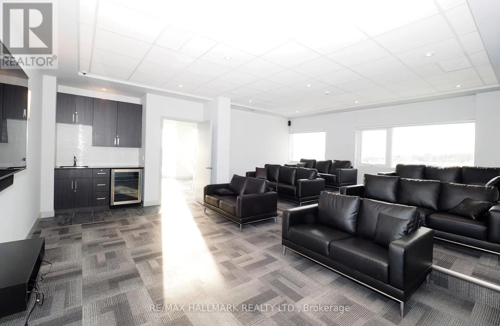 711 - 1 VICTORIA STREET S