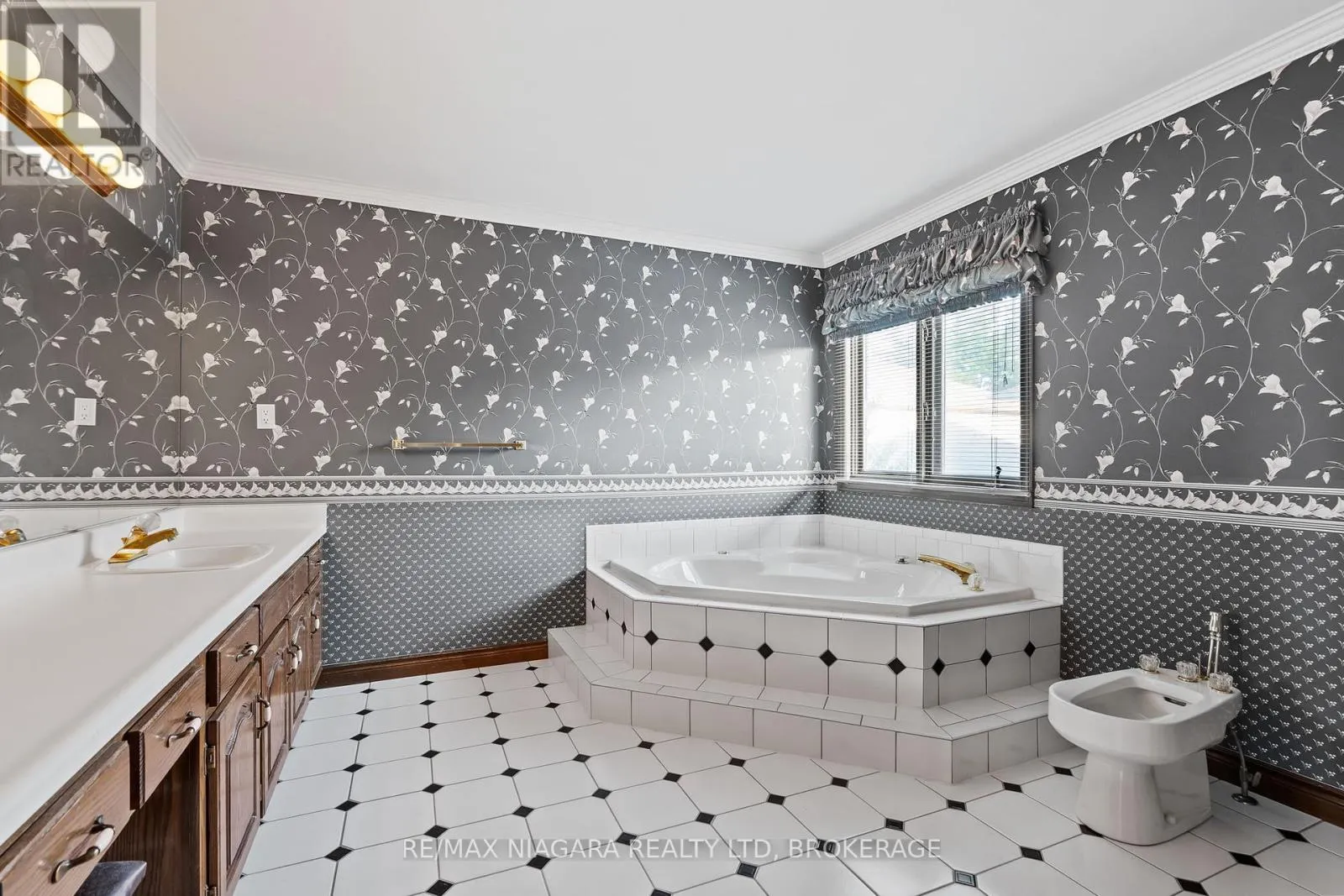 13 SHORELINE CRESCENT