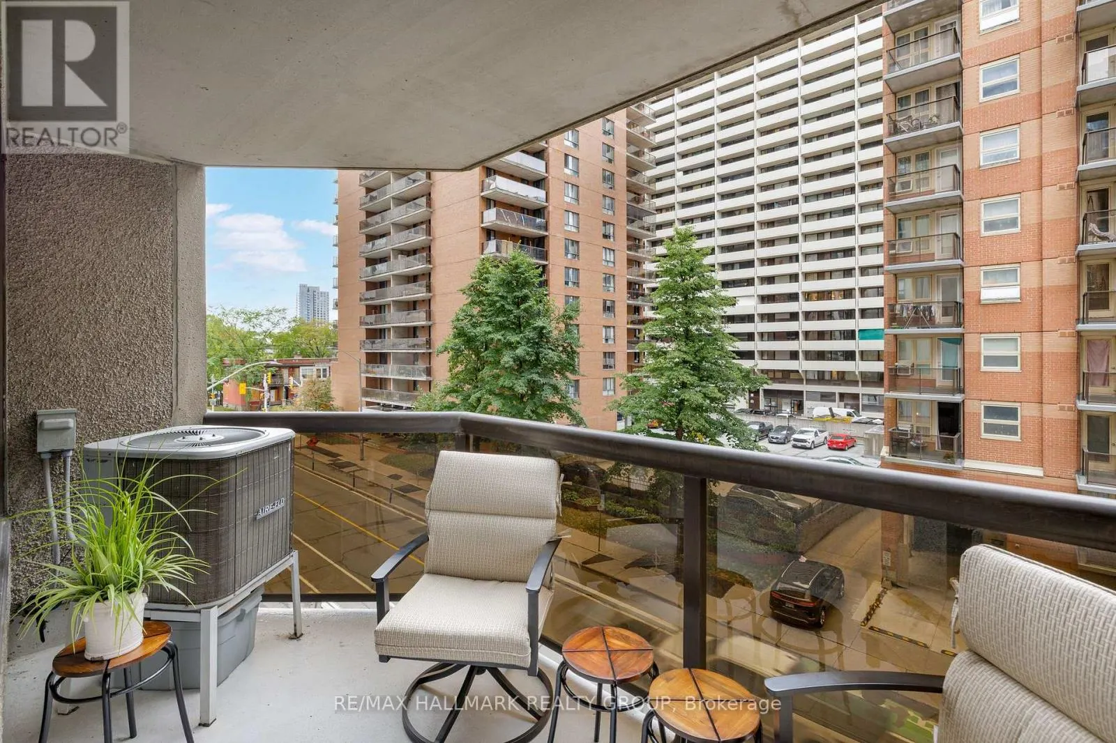 402 - 470 LAURIER AVENUE W