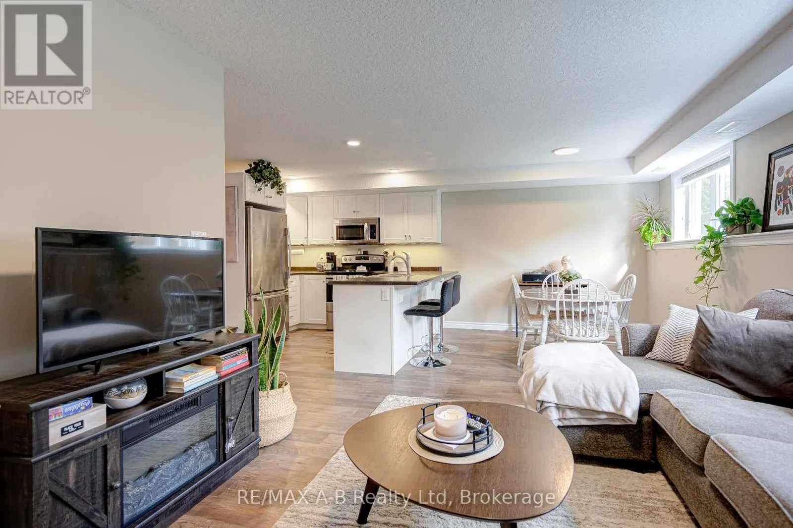 5 - 3199 VIVIAN LINE 37, #5