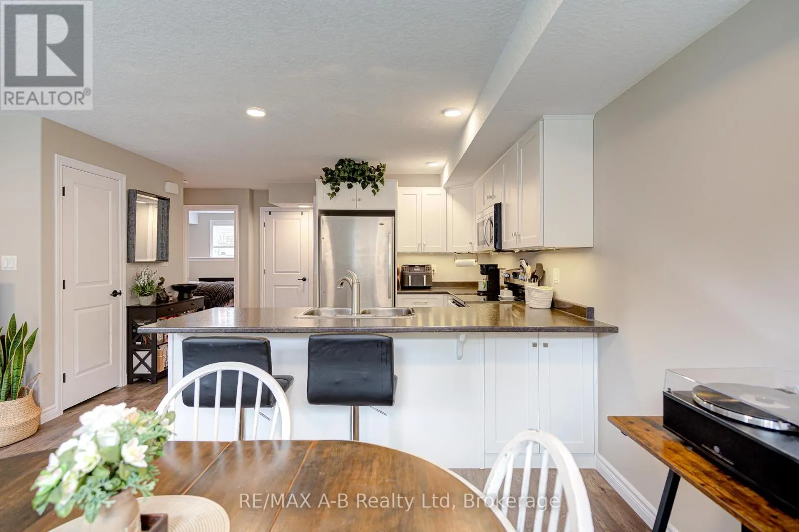 5 - 3199 VIVIAN LINE 37, #5