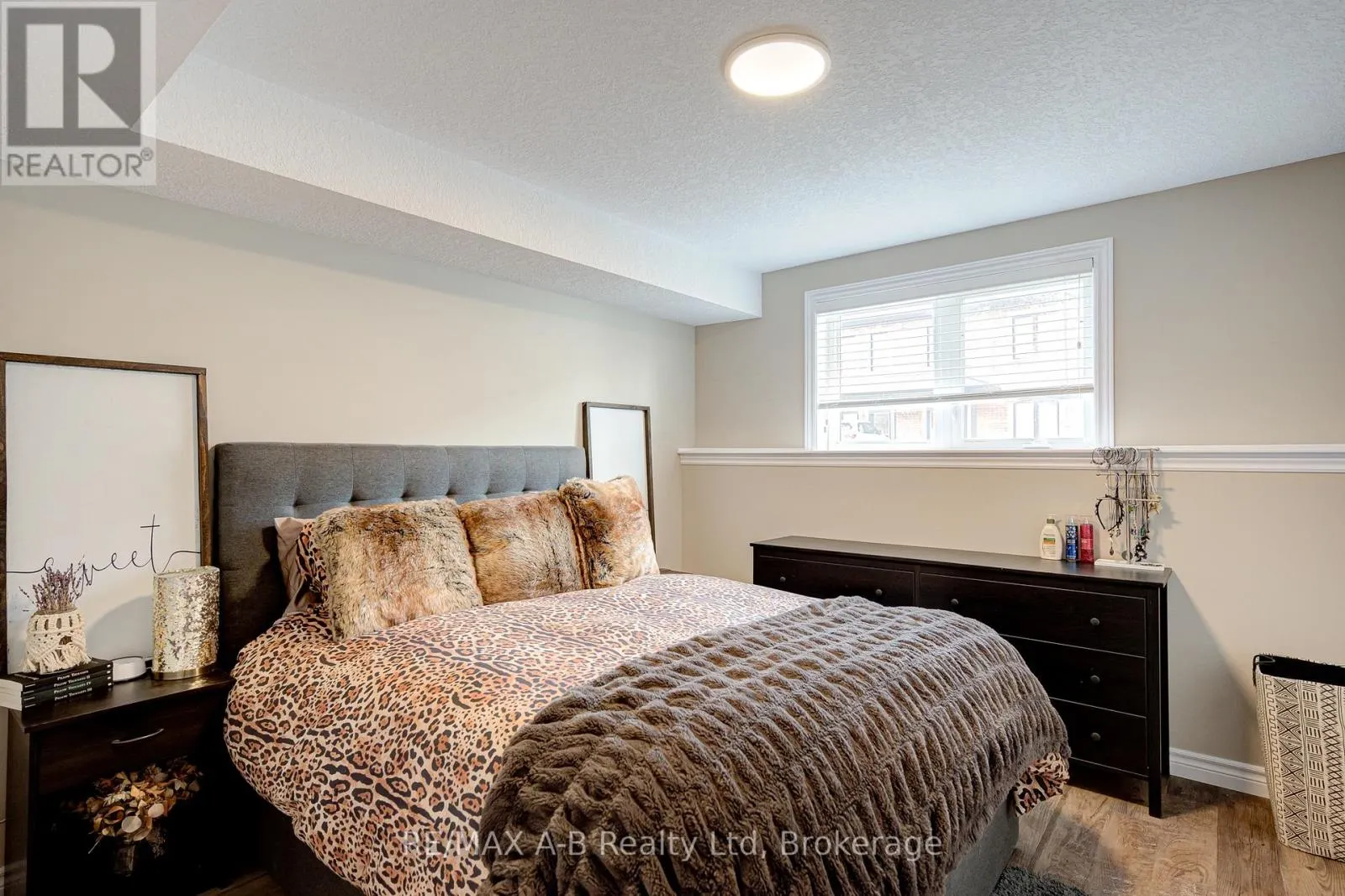 5 - 3199 VIVIAN LINE 37, #5