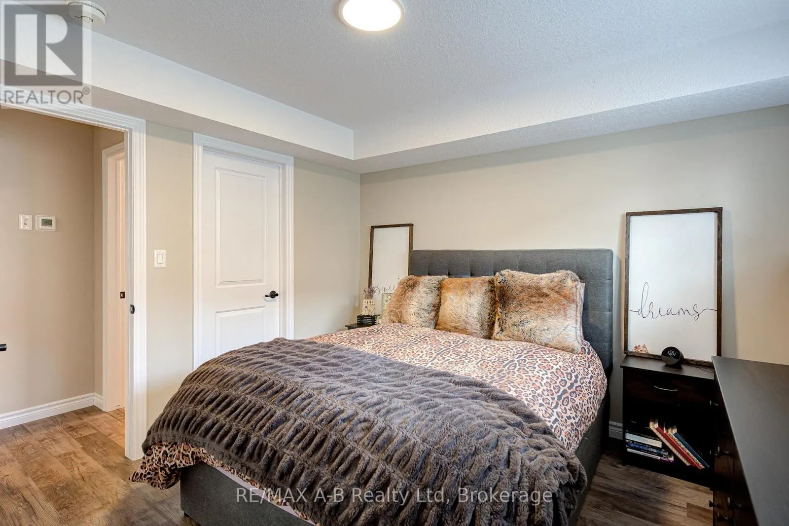 5 - 3199 VIVIAN LINE 37, #5