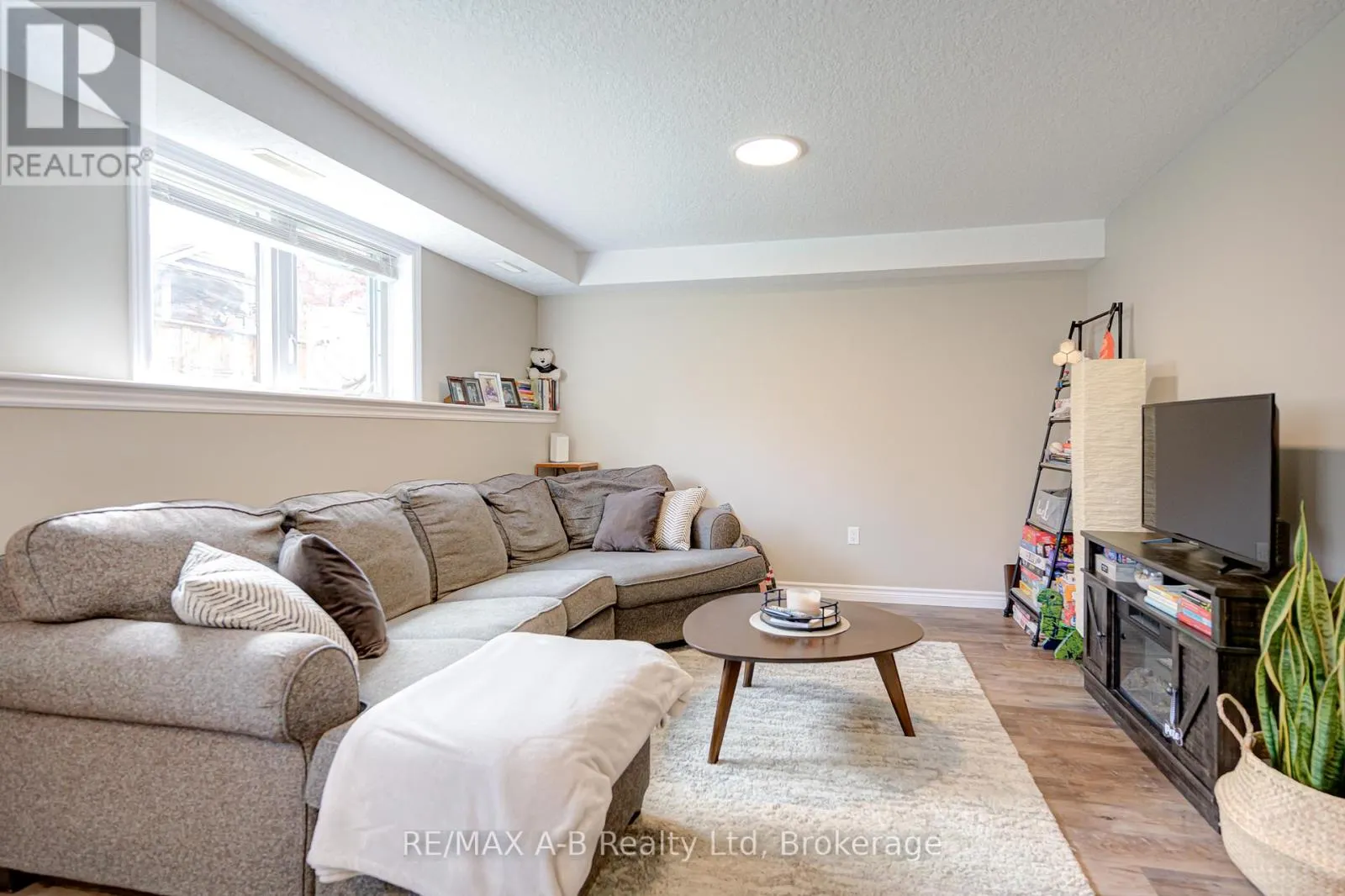 5 - 3199 VIVIAN LINE 37, #5