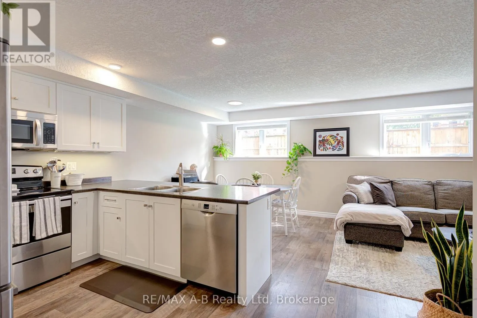 5 - 3199 VIVIAN LINE 37, #5