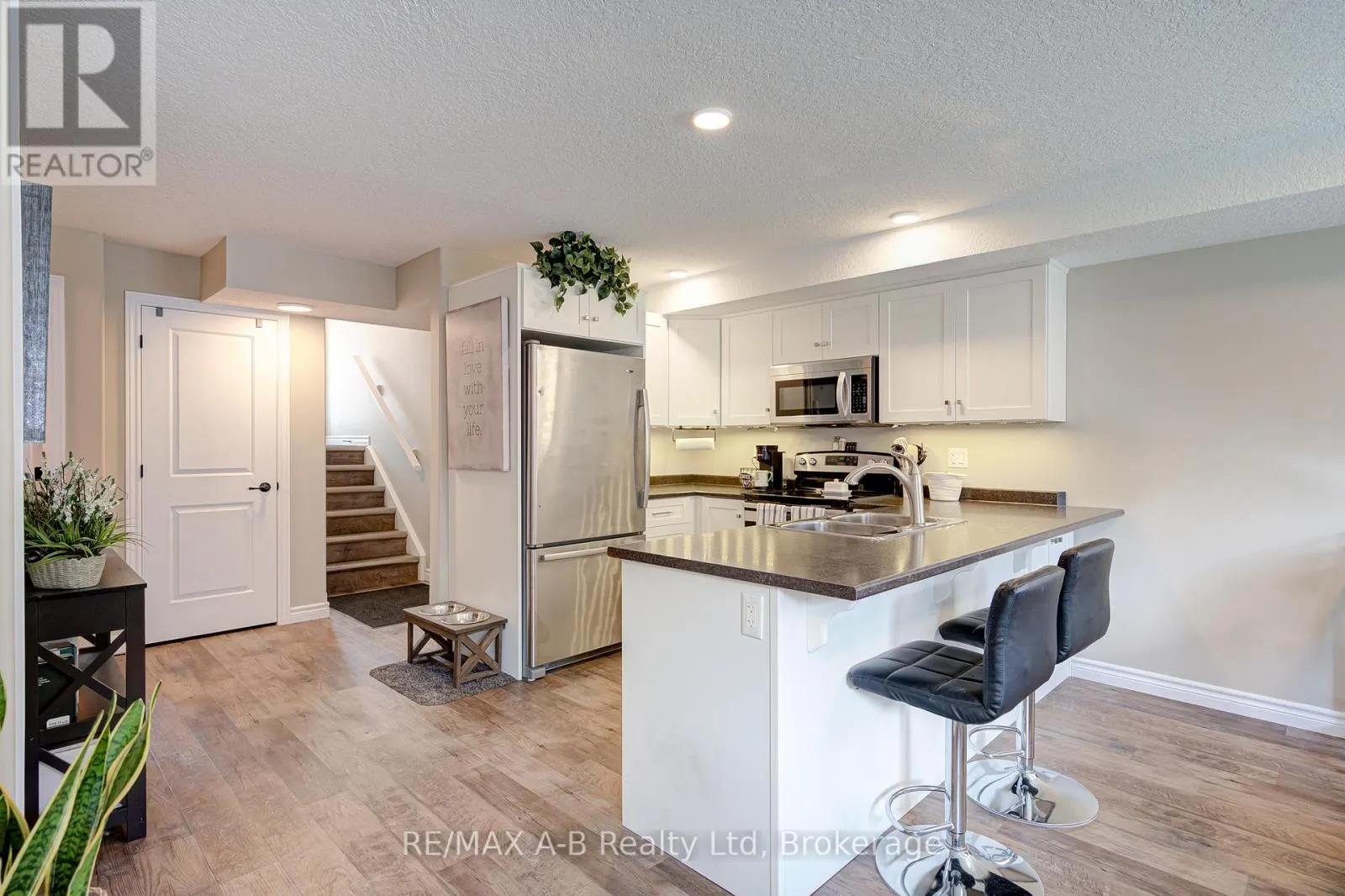 5 - 3199 VIVIAN LINE 37, #5