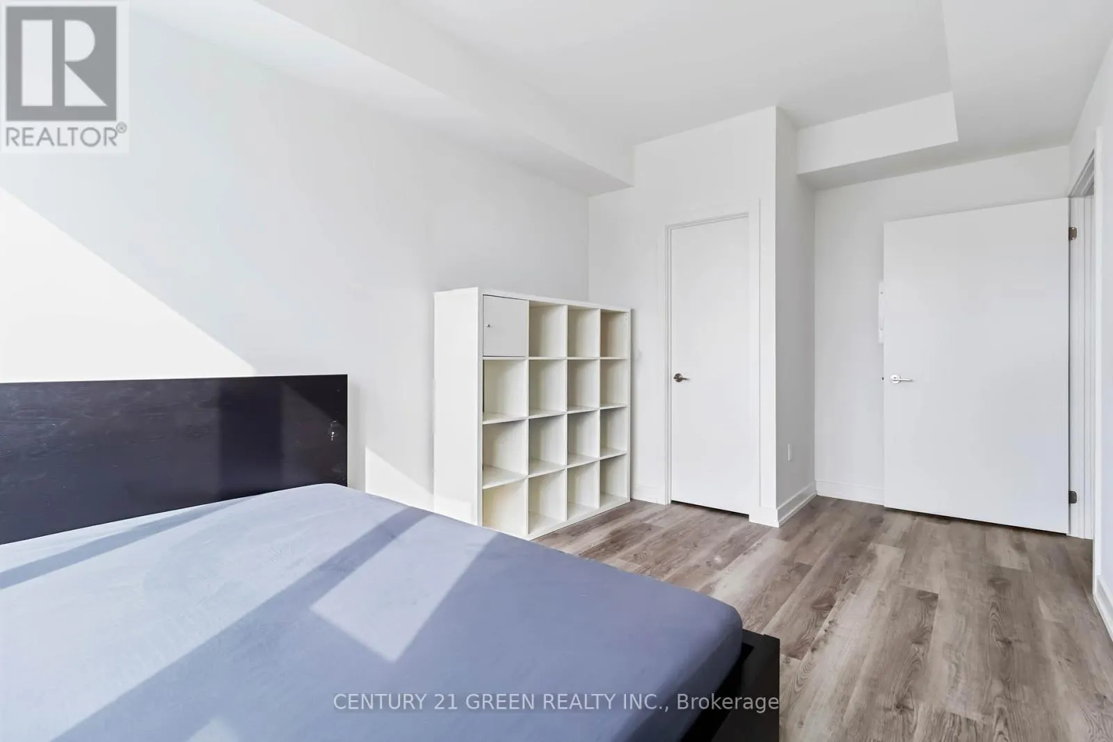 408 - 15 WELLINGTON STREET S