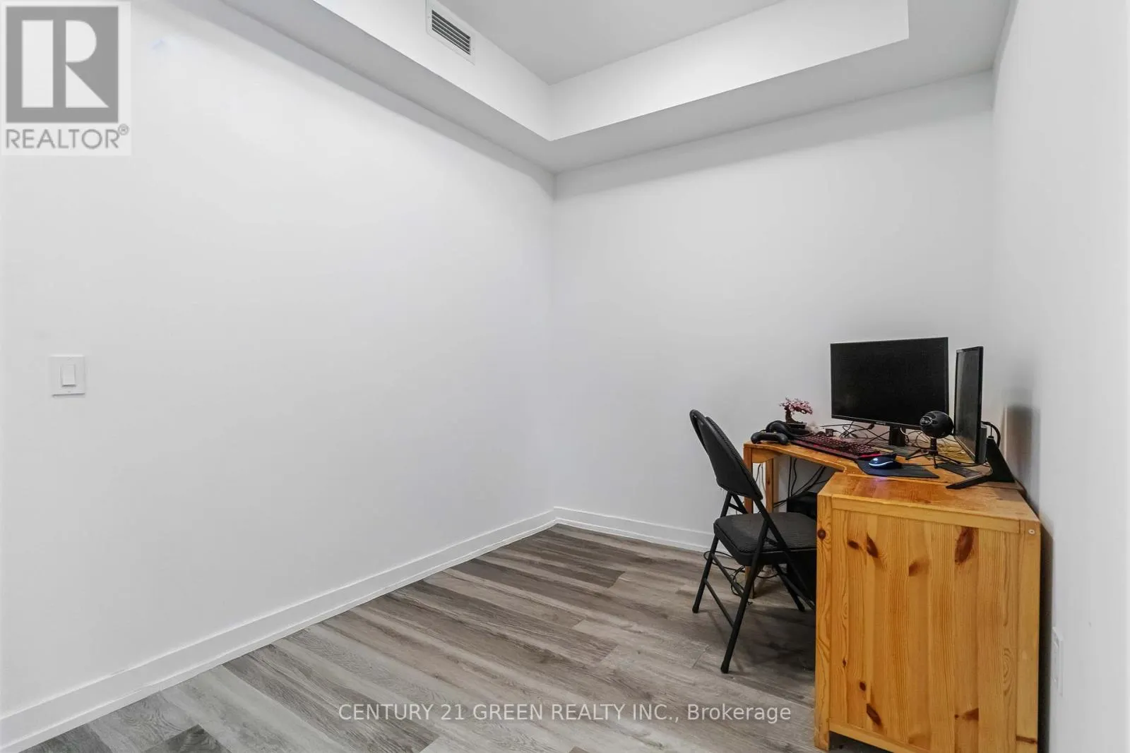 408 - 15 WELLINGTON STREET S