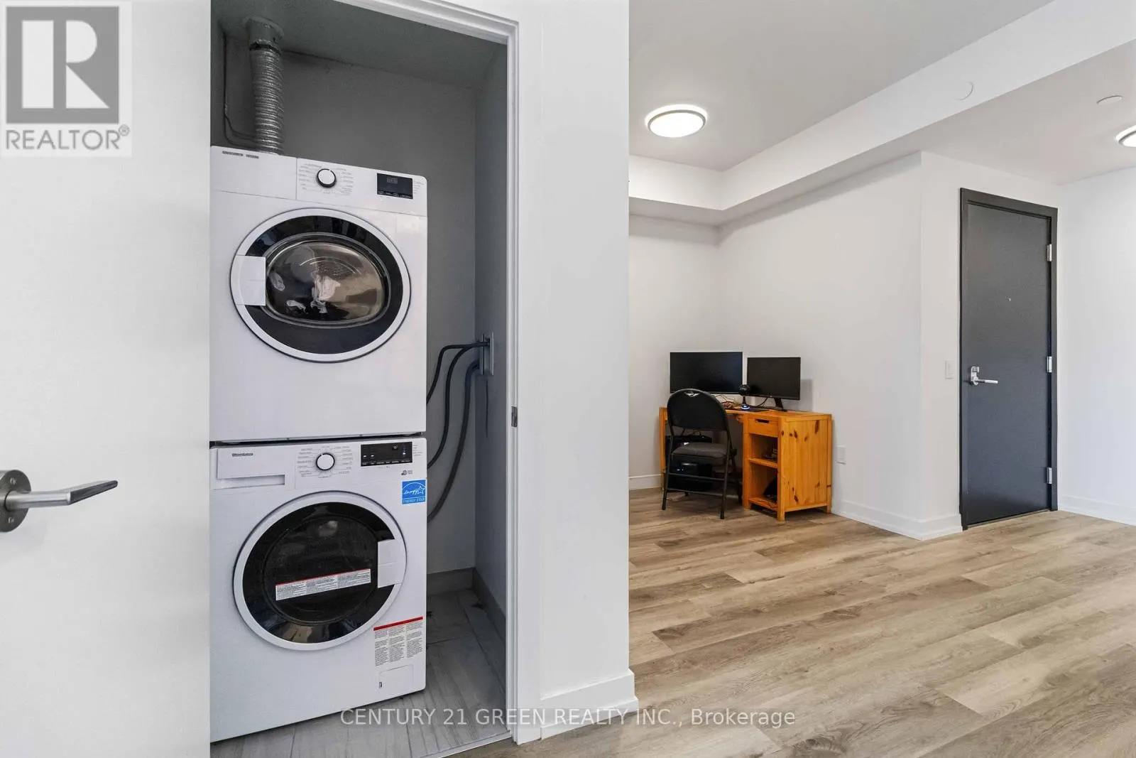 408 - 15 WELLINGTON STREET S