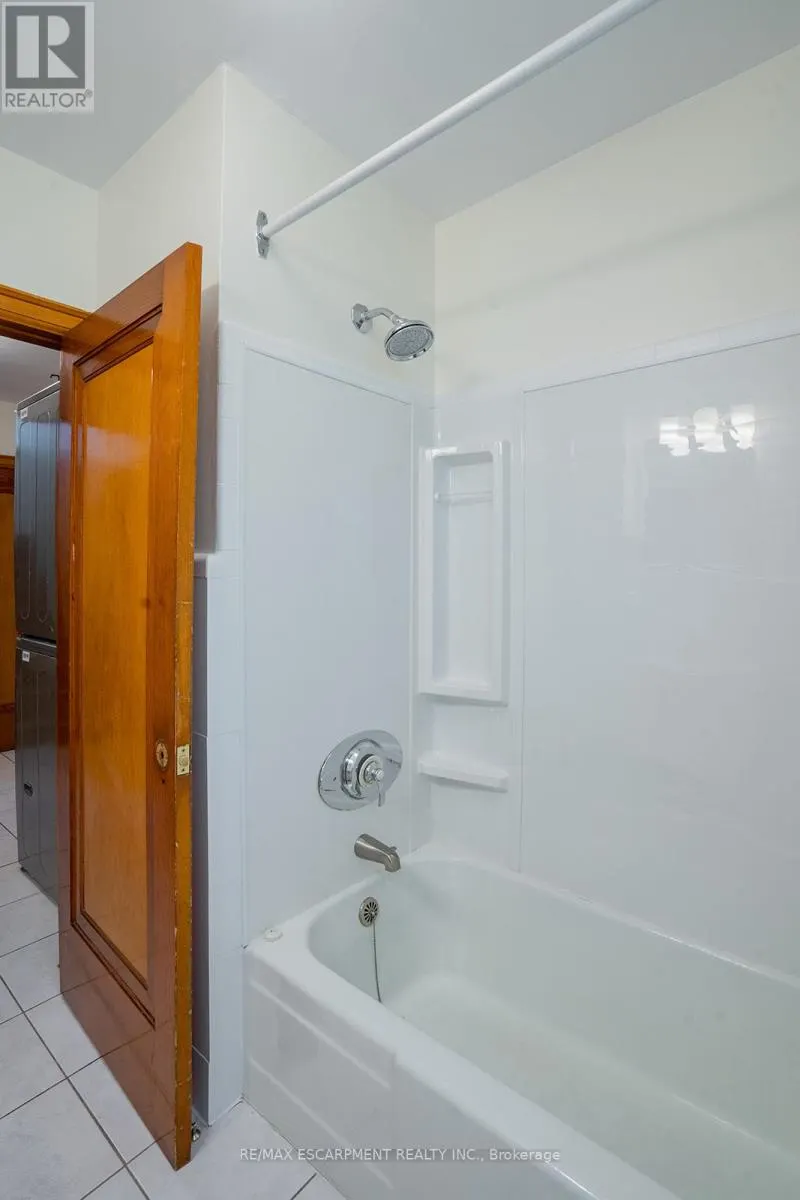 B - 324 KING STREET E