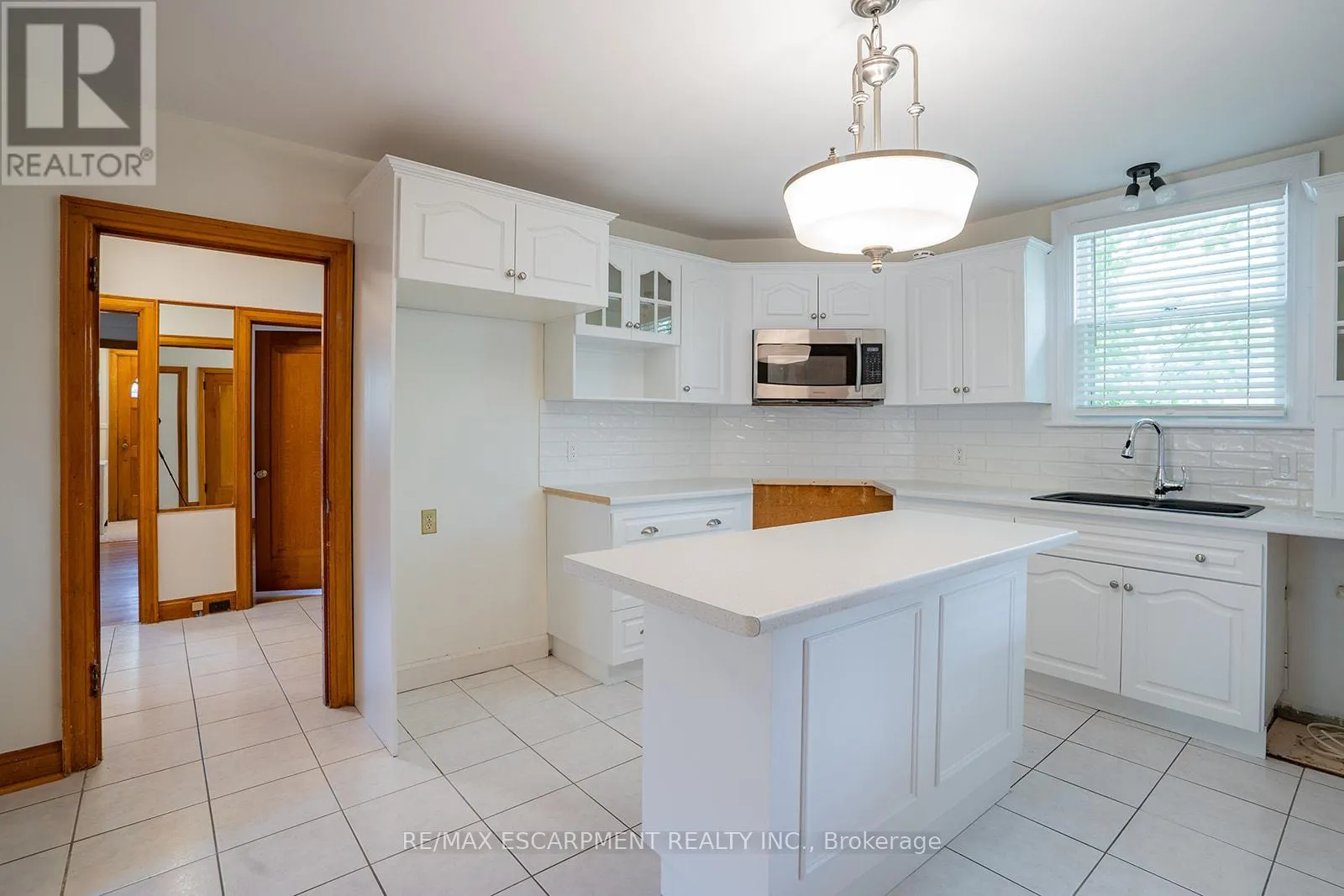 B - 324 KING STREET E