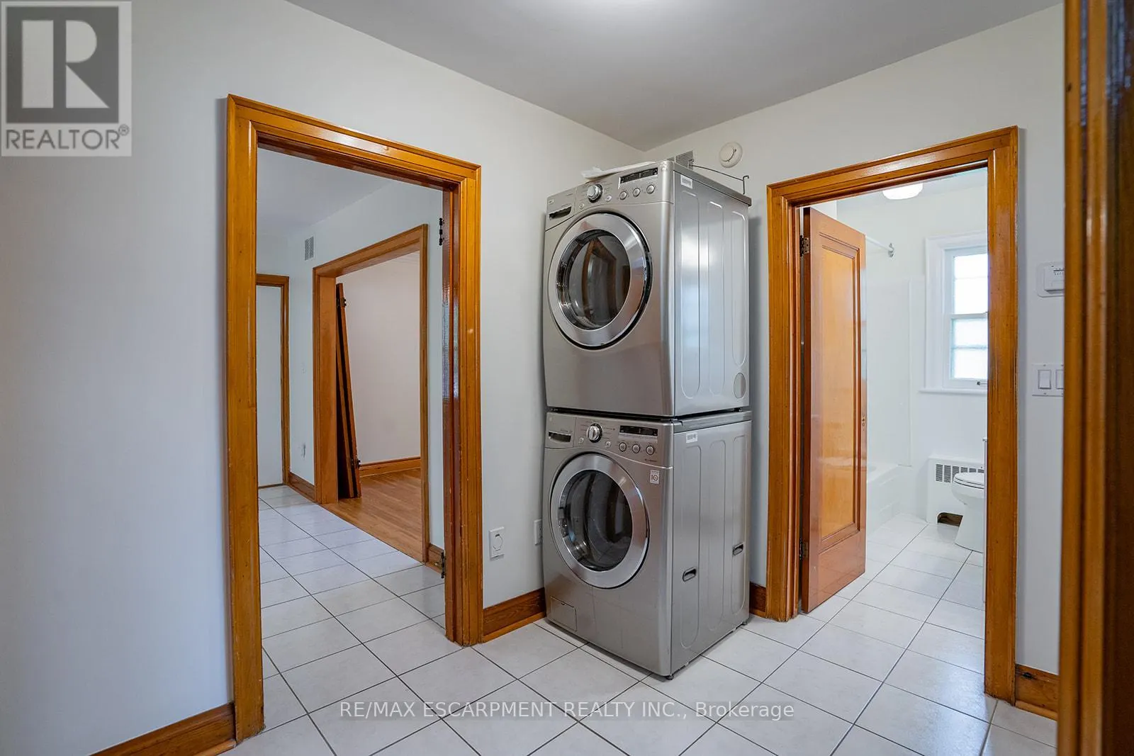 B - 324 KING STREET E