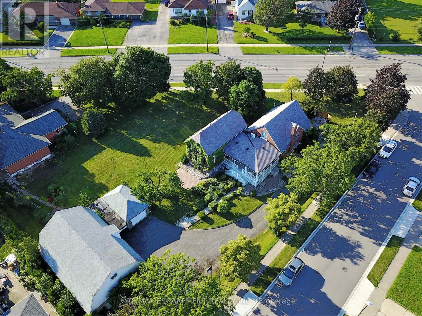 B - 324 KING STREET E