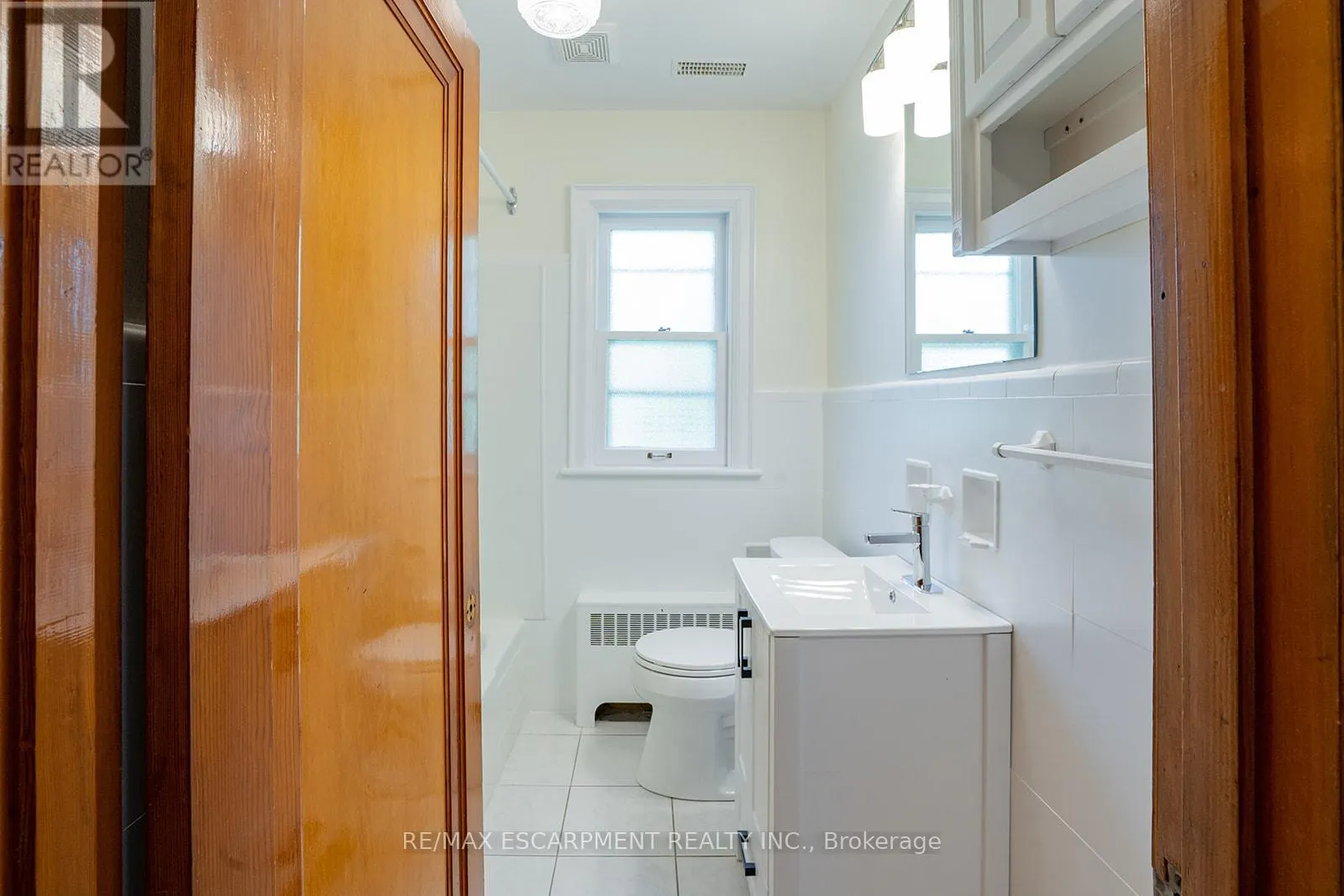 B - 324 KING STREET E