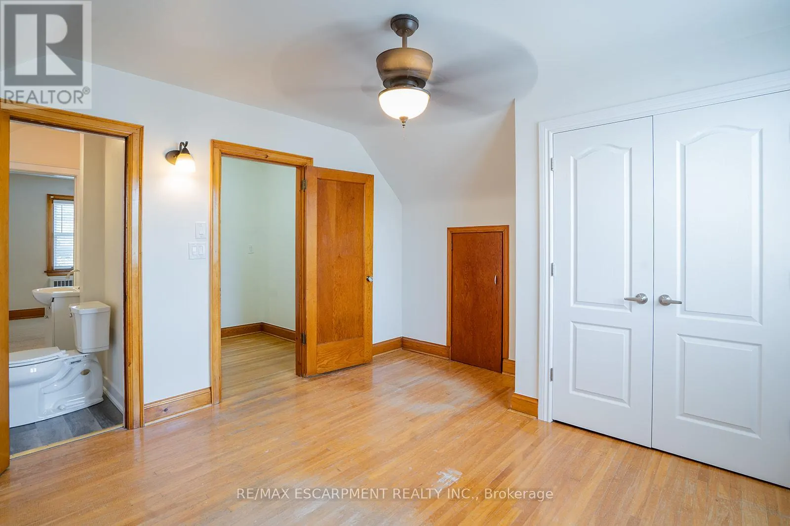 B - 324 KING STREET E