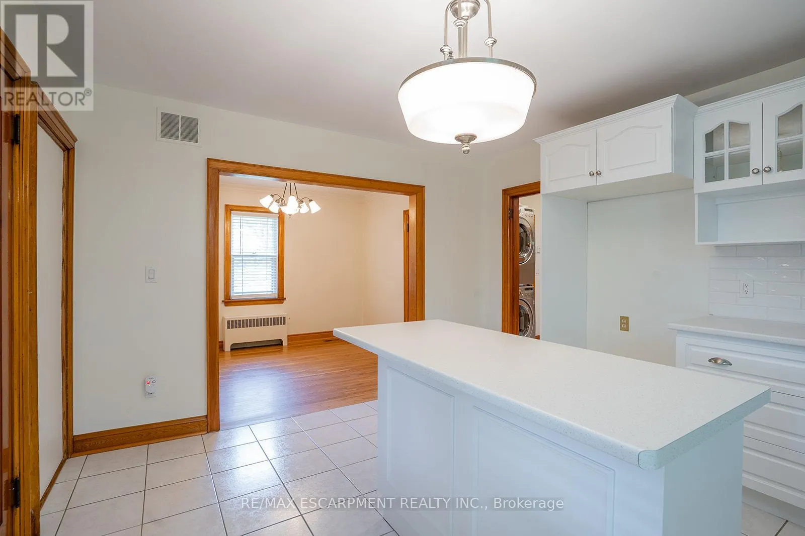 B - 324 KING STREET E