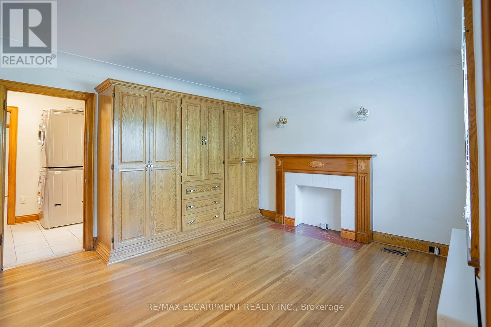 B - 324 KING STREET E