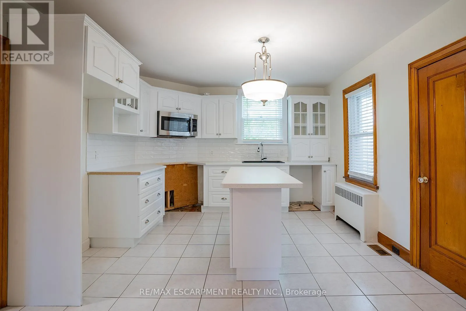 B - 324 KING STREET E