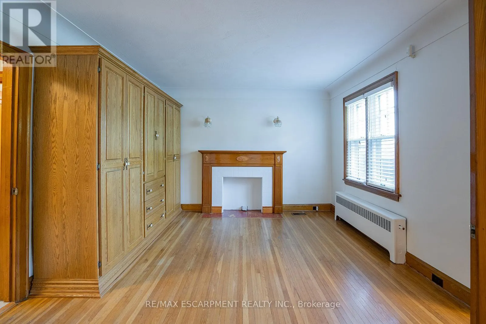 B - 324 KING STREET E