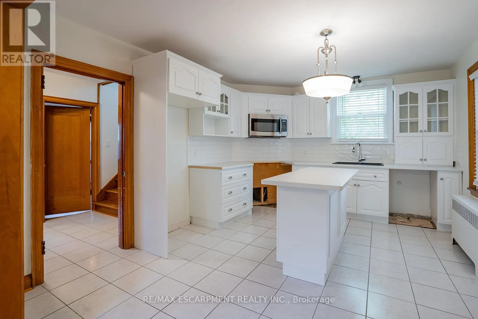 B - 324 KING STREET E