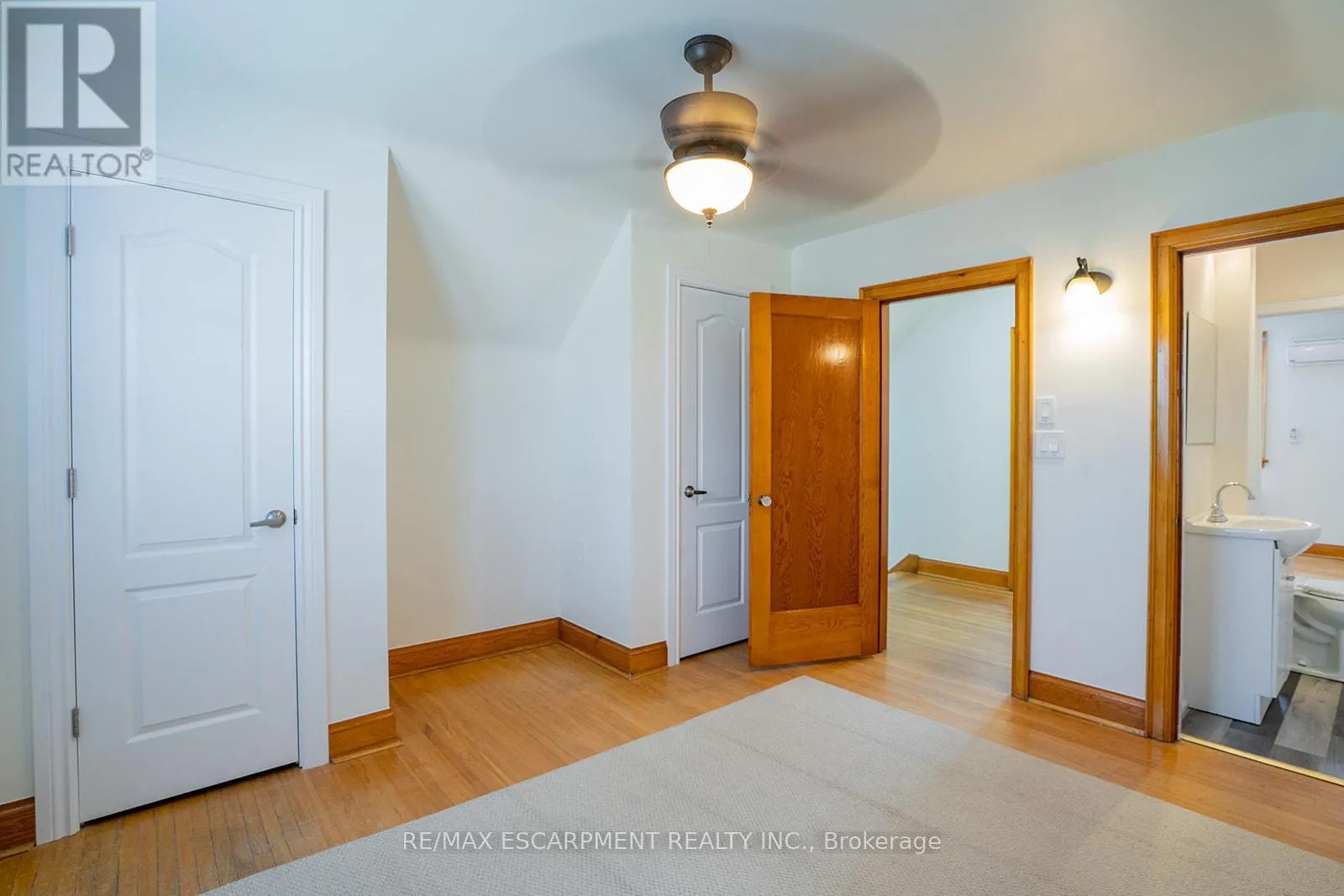 B - 324 KING STREET E