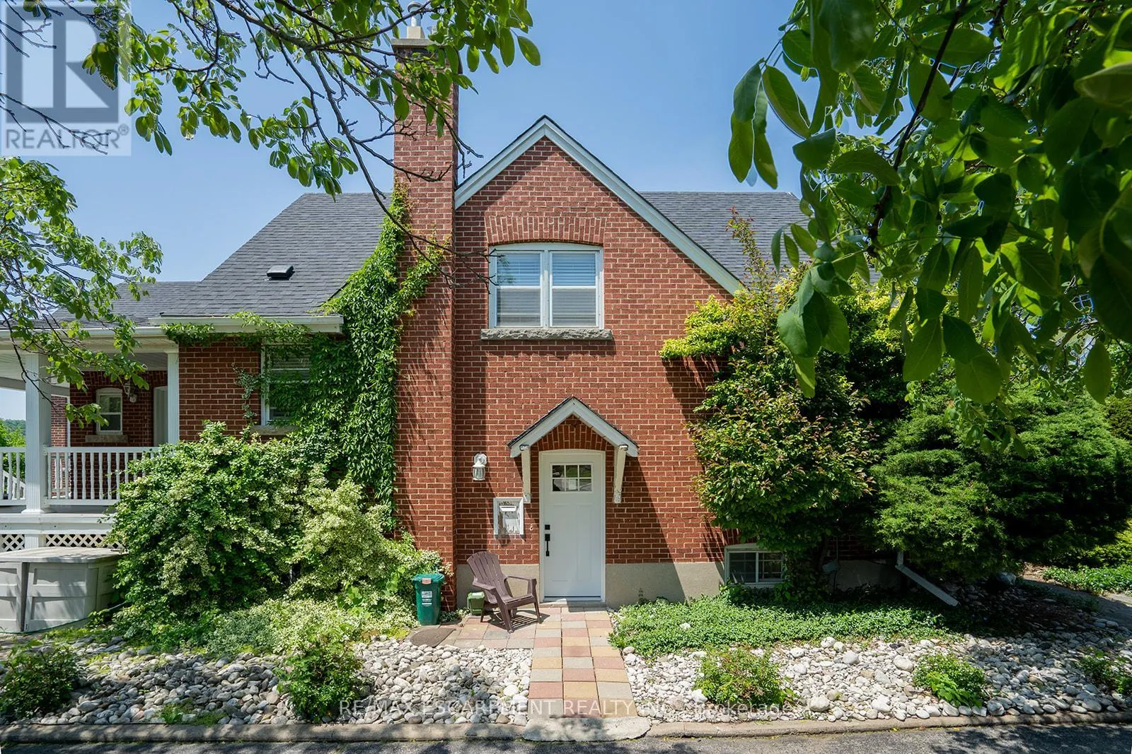 B - 324 KING STREET E