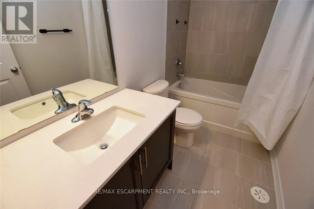 4 - 187 WILSON STREET W