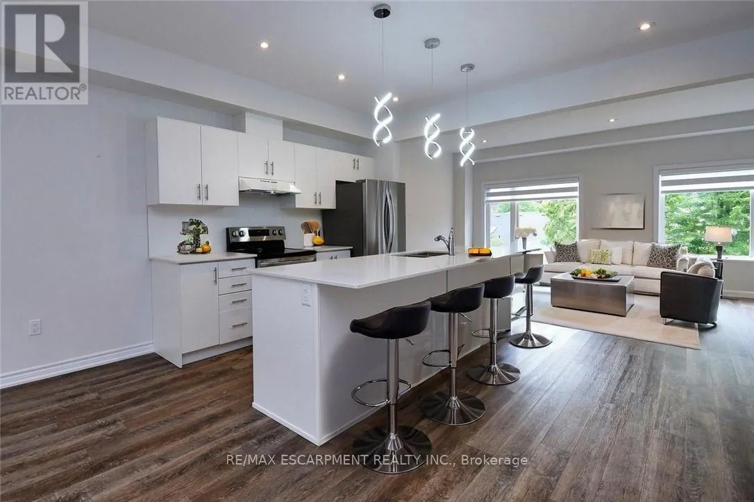 4 - 187 WILSON STREET W