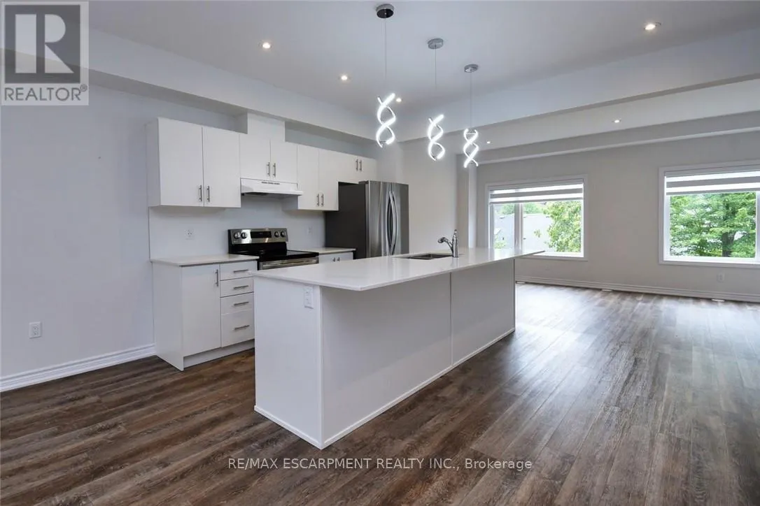 4 - 187 WILSON STREET W