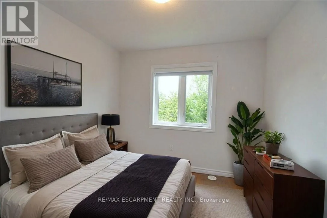 4 - 187 WILSON STREET W