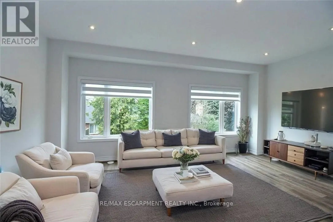 4 - 187 WILSON STREET W