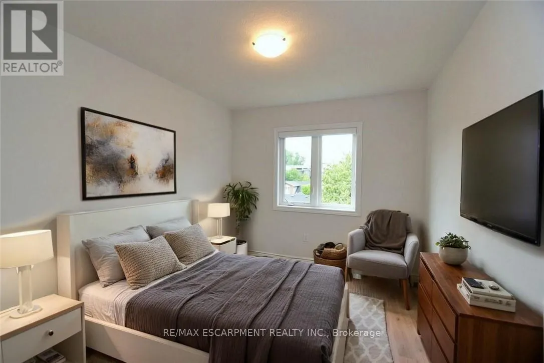 4 - 187 WILSON STREET W