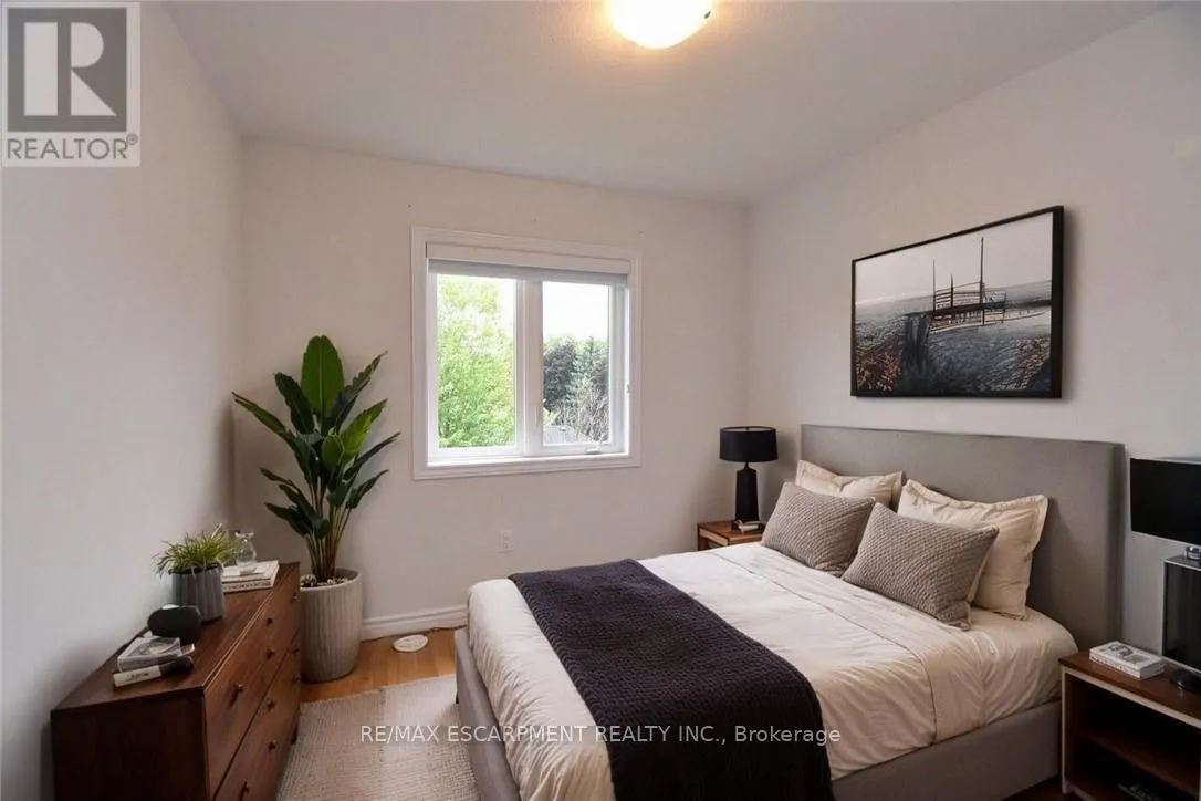 4 - 187 WILSON STREET W