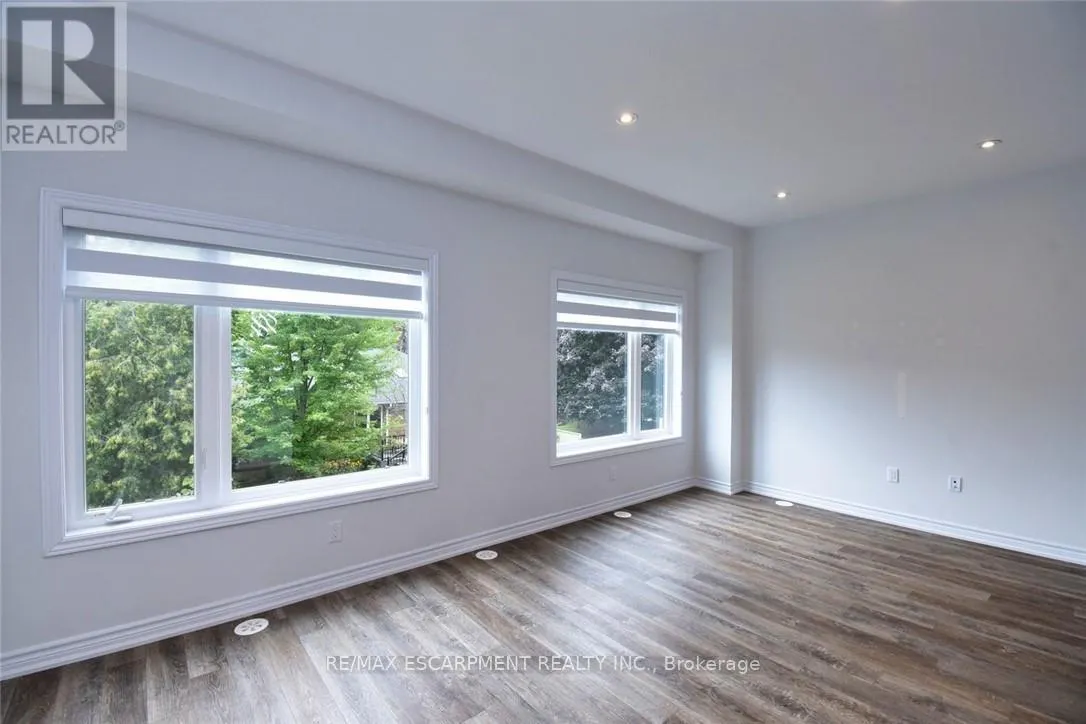 4 - 187 WILSON STREET W