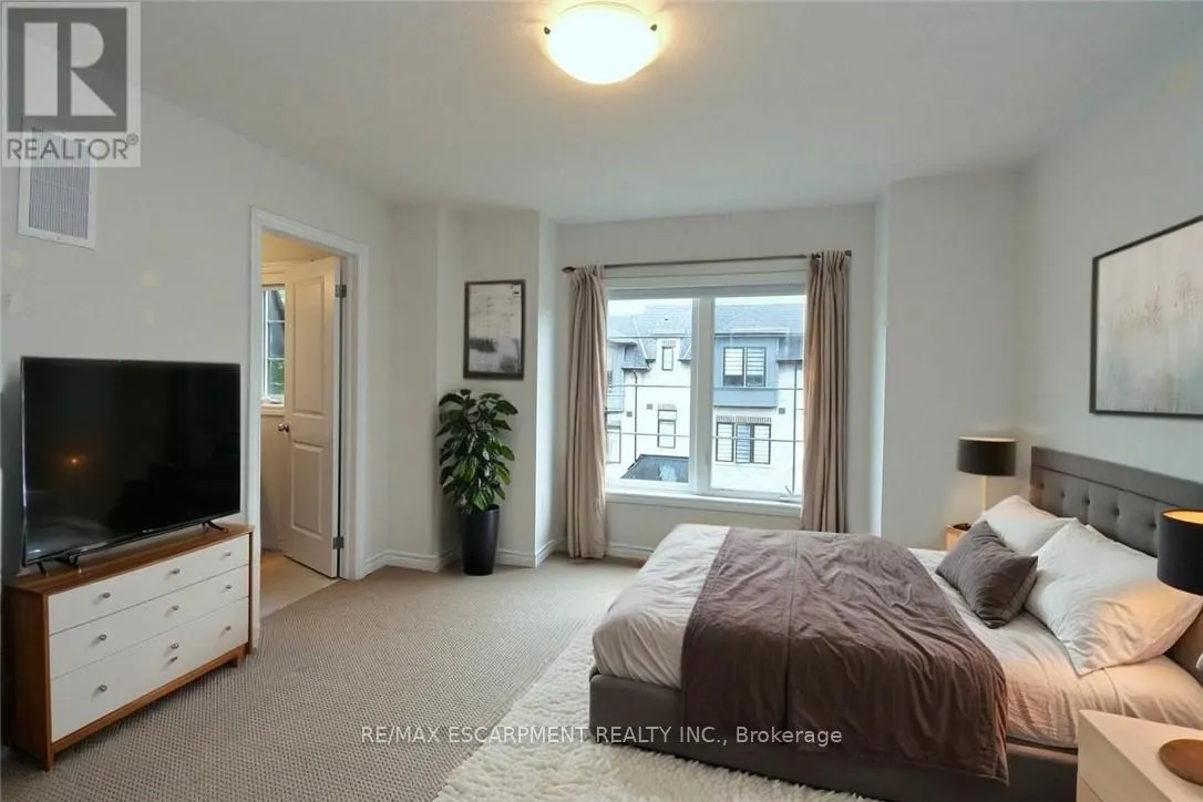 4 - 187 WILSON STREET W