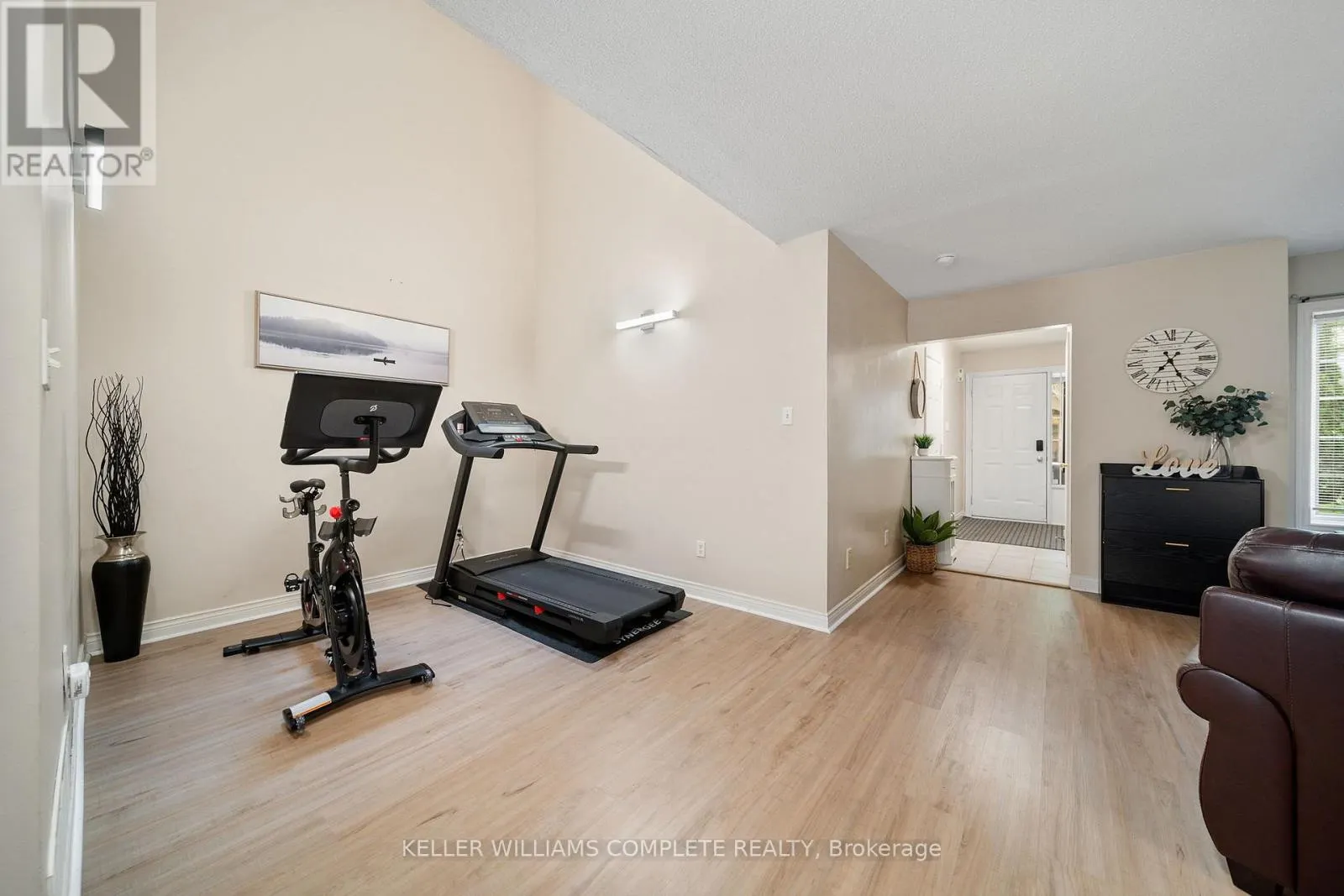 10 - 320 HAMILTON DRIVE