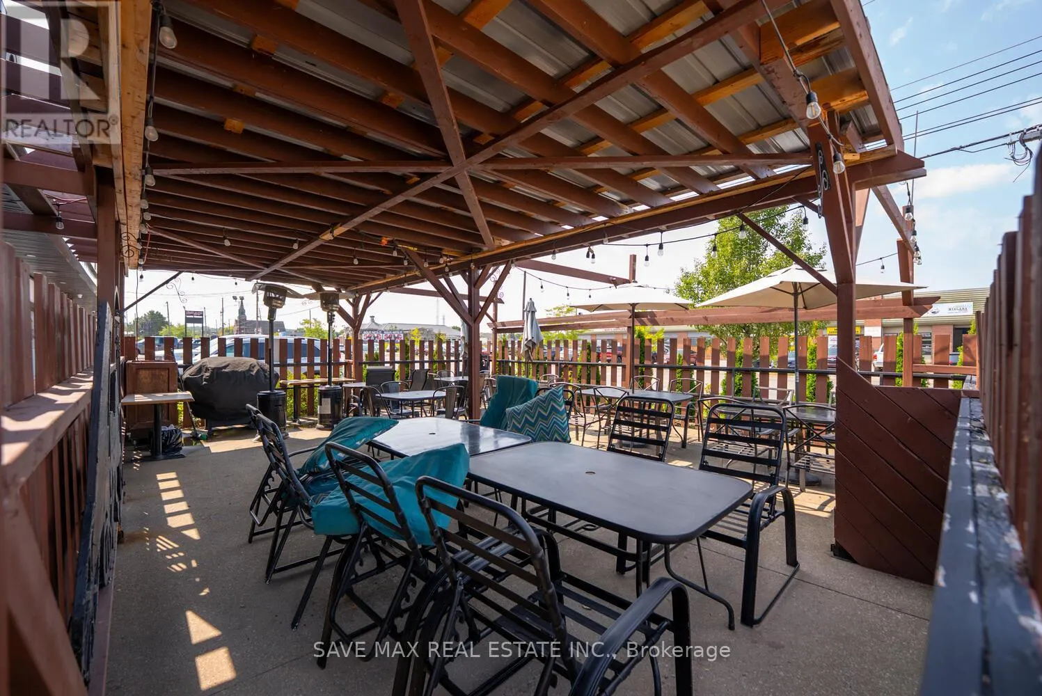 4 - 466 MERRITT STREET