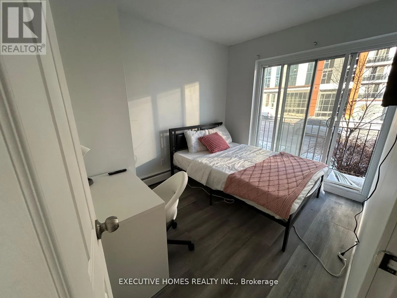 6 - 303 KING STREET N