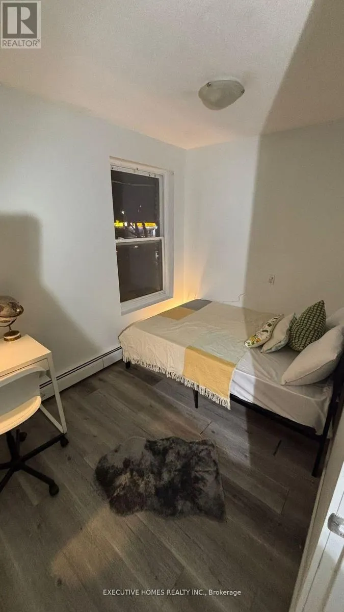 6 - 303 KING STREET N