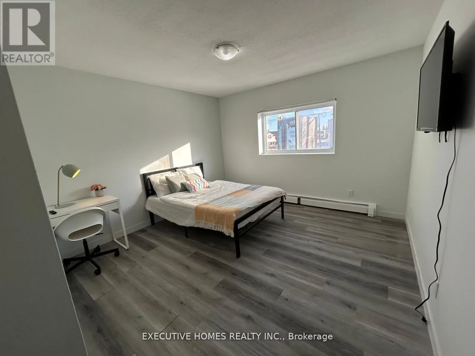 6 - 303 KING STREET N