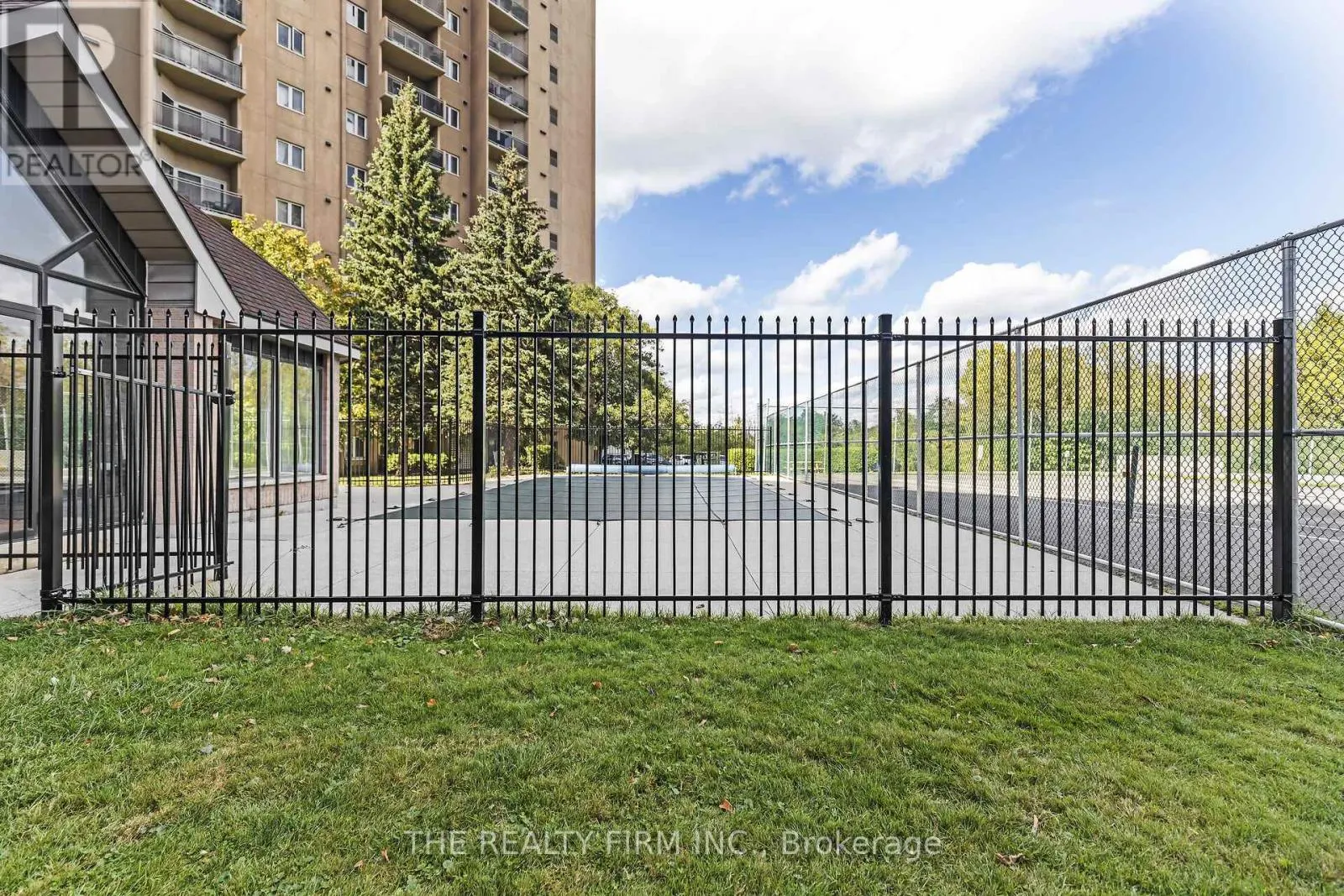 504 - 858 COMMISSIONERS ROAD E, #504