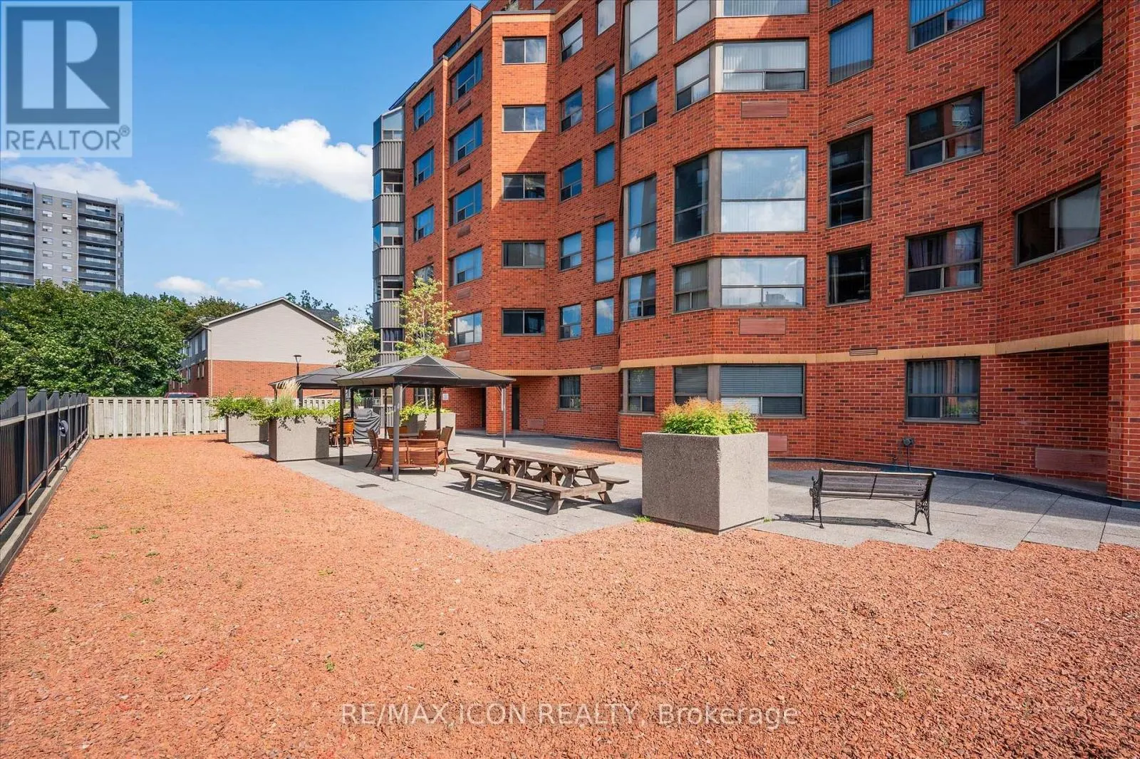 610 - 20 ELLEN STREET E