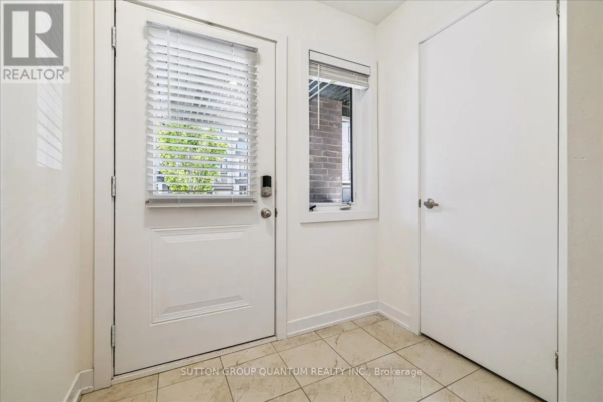 105 - 590 NORTH SERVICE ROAD