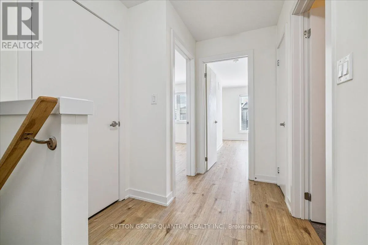 105 - 590 NORTH SERVICE ROAD