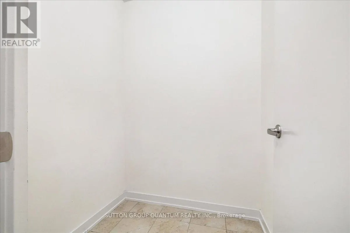 105 - 590 NORTH SERVICE ROAD