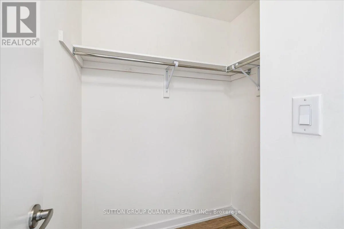 105 - 590 NORTH SERVICE ROAD