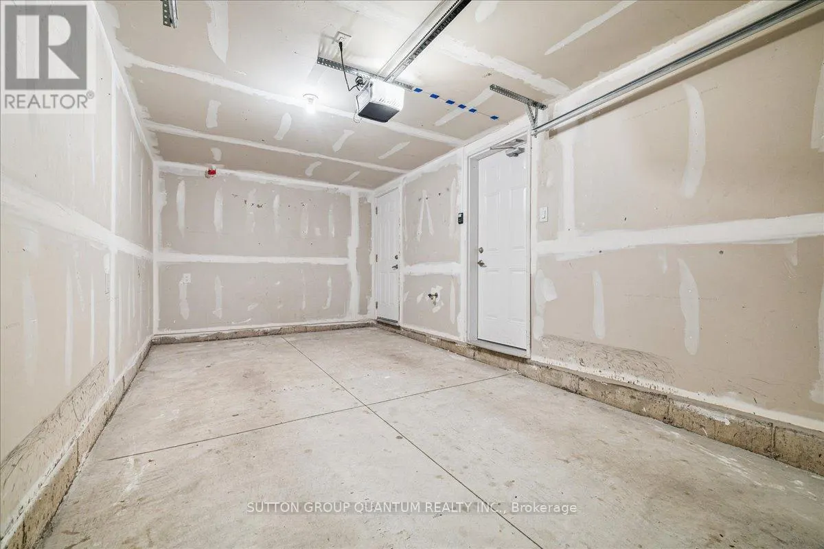 105 - 590 NORTH SERVICE ROAD