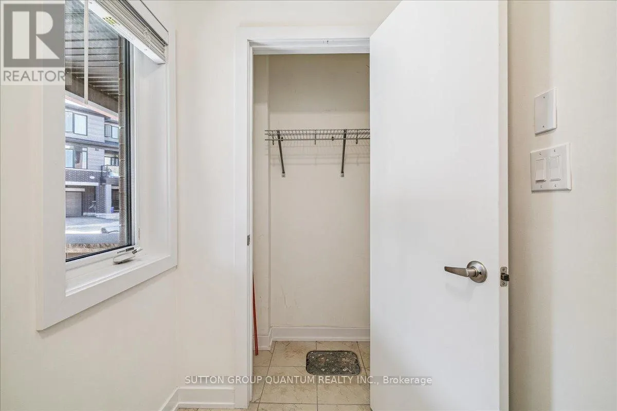 105 - 590 NORTH SERVICE ROAD