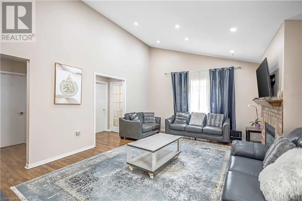 375 SILVERBIRCH BOULEVARD